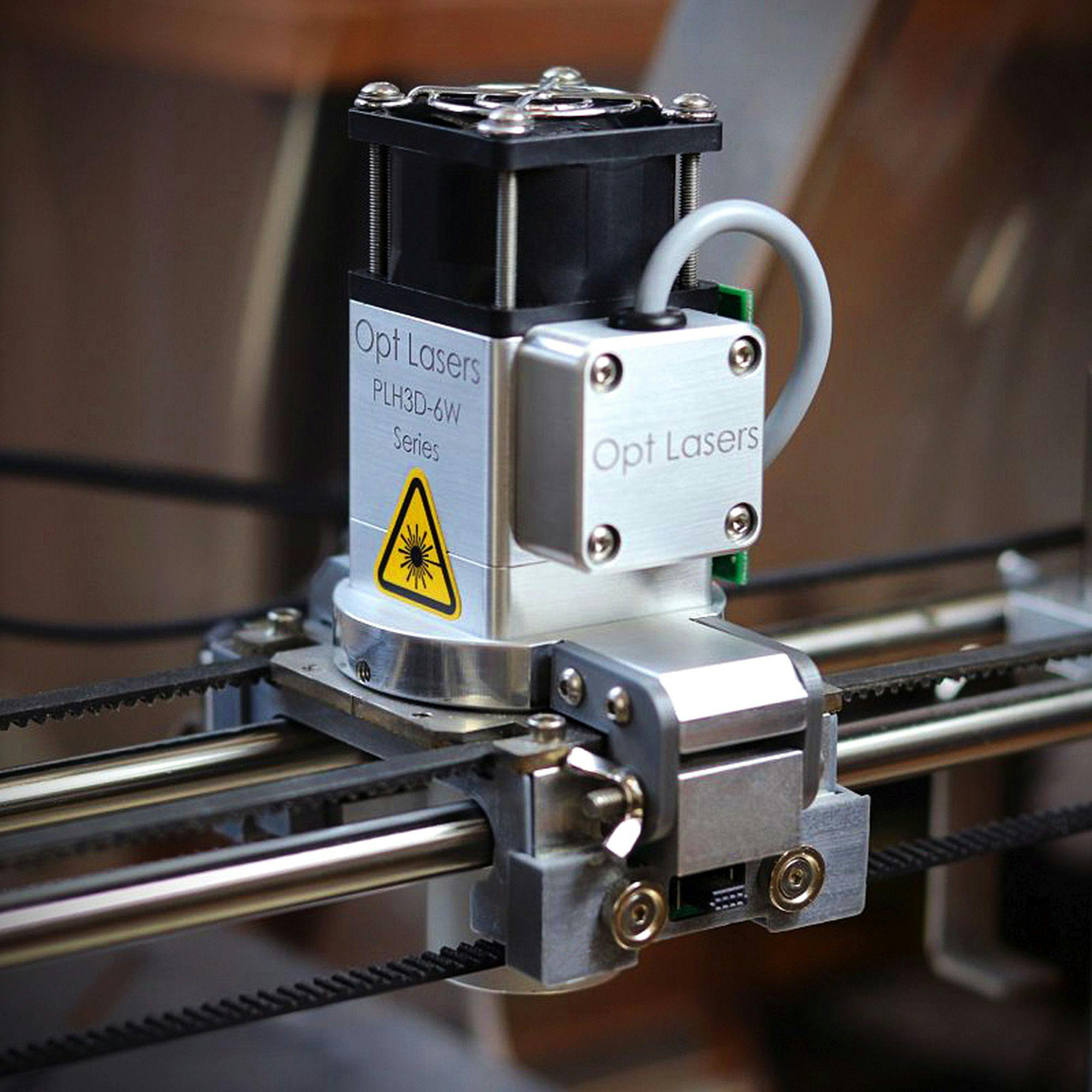 Präziser Laserkopf einer Gravurmaschine auf Metallschienen